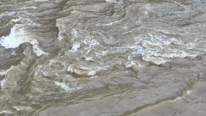雨后涨水的河流