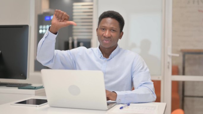 非洲男人在工作时的大拇指