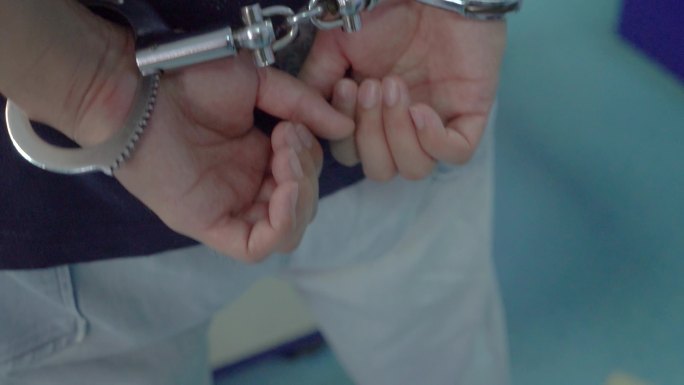 4K警察抓捕戴手铐