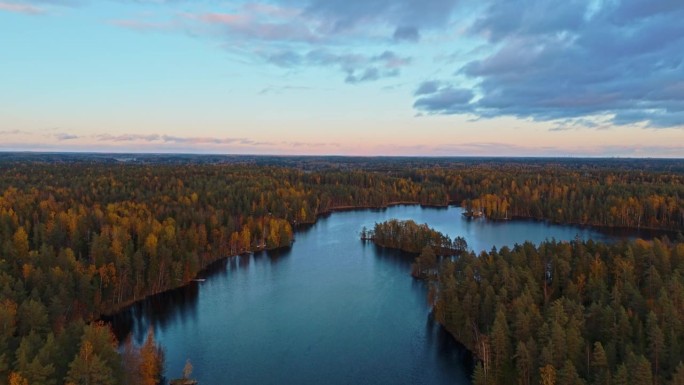 在芬兰的Sipoonkorpi国家公园Fiskträsk，飞过一片水域，爬得更高，在无边无际的森林中