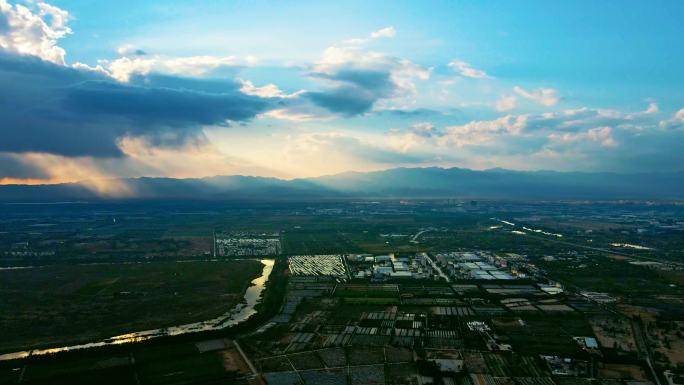 云朵-夕阳贺兰山下平原小镇农业大景