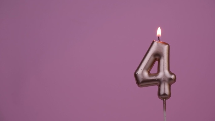 生日蜡烛在4号的粉色上燃烧。