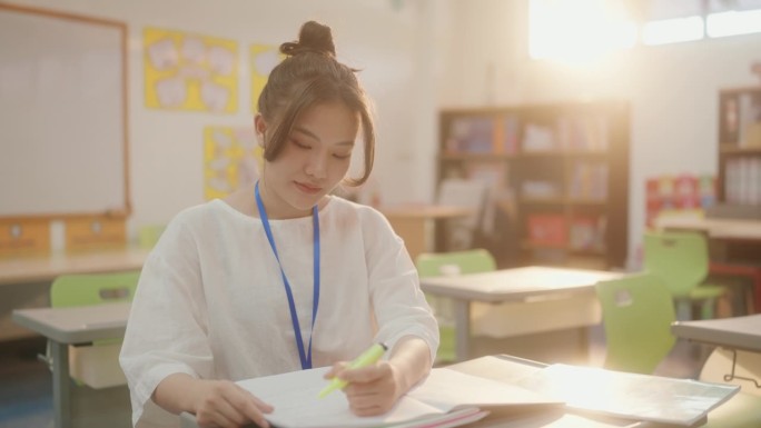 自信的亚洲女教师在课堂上激发积极的学习环境。