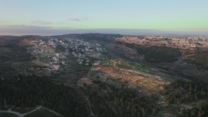 图为，右侧是以色列耶路撒冷的拉莫特山区，左侧是以色列汲沦谷上方的巴勒斯坦村庄贝特伊克萨
