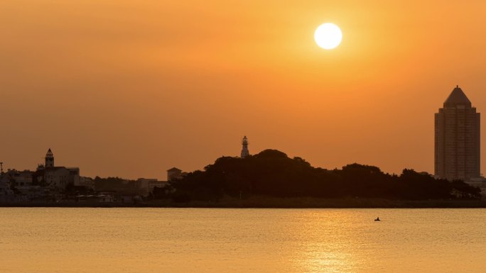 小青岛灯塔日出