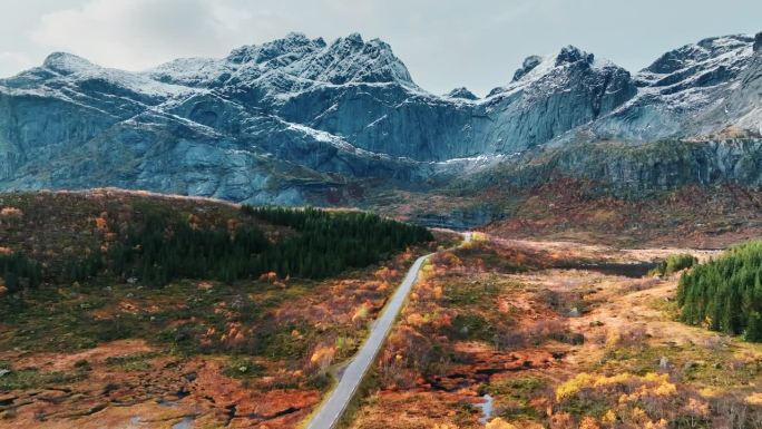 鸟瞰挪威罗弗敦的秋色
