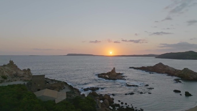 Cala Pregonda的夕阳带着温柔的小波滚向海岸
