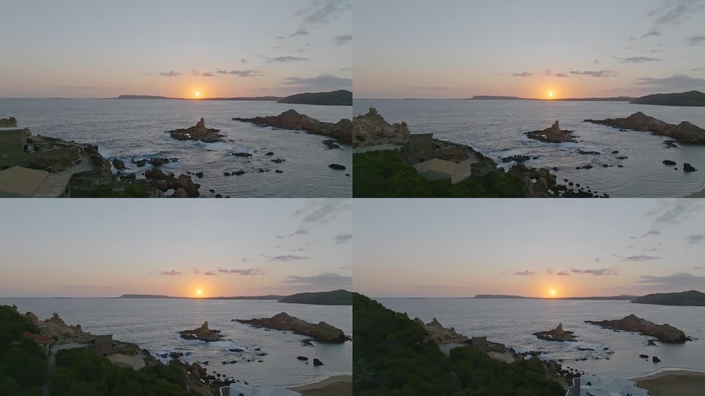 Cala Pregonda的夕阳带着温柔的小波滚向海岸