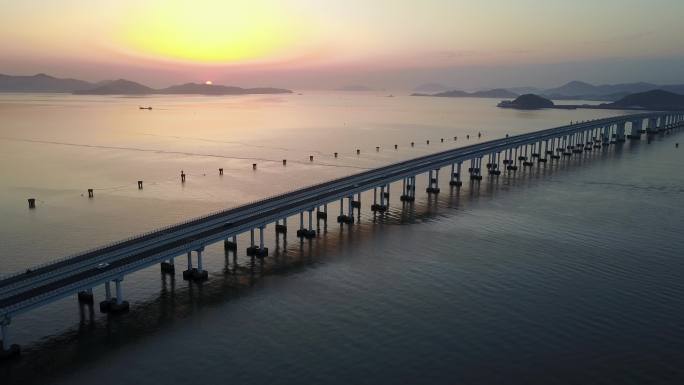 夕阳航拍跨海大桥