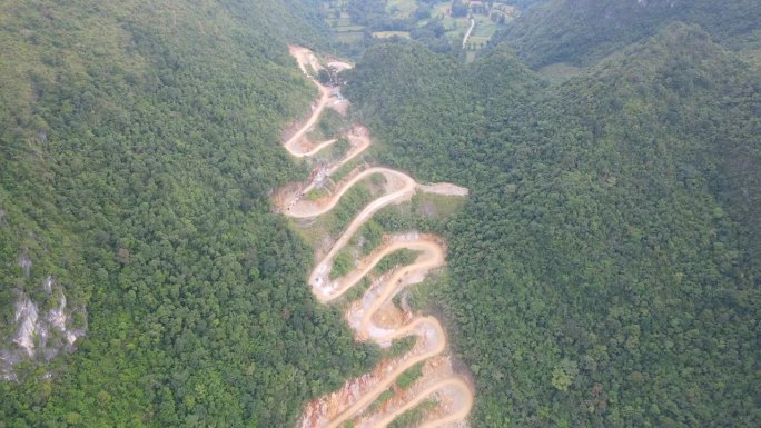 无人机向后移动，展现了越南曹邦曲折山口的壮丽景色