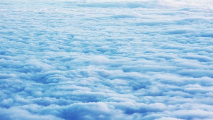 从飞机驾驶员舱内看到的云天