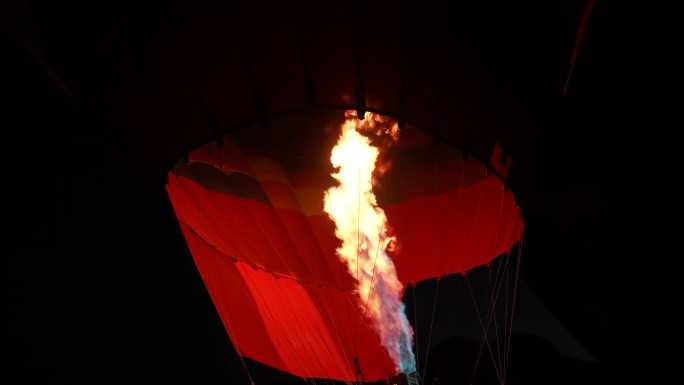准备带闪光灯的热气球起飞视频，卡帕多西亚(Kapadokya) Goreme Nevsehir，土耳