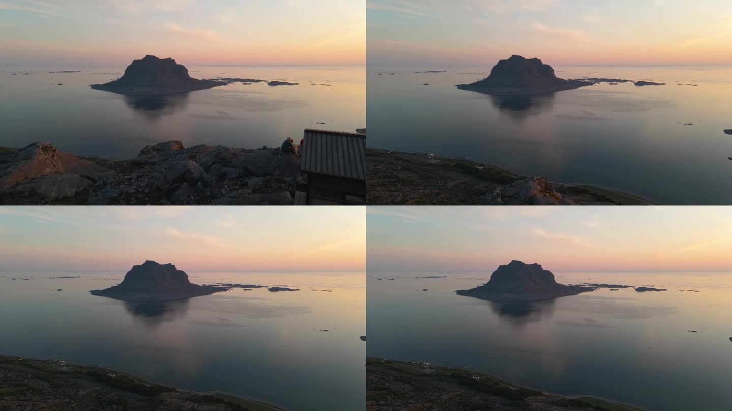 在挪威的维加岛上，爬上维加特拉帕楼梯后打开的景色。日落后迷人的天空色彩