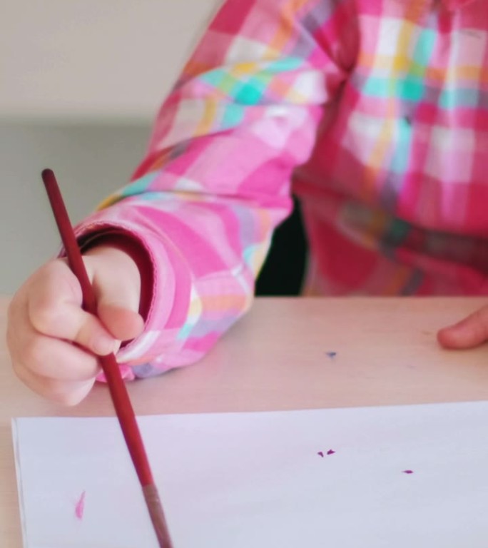 幼儿园竖画童女桌视频素材图画绘画