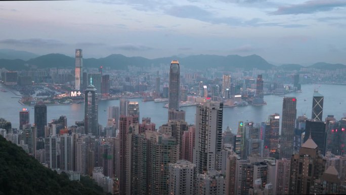 香港天际线现代城市景观从维多利亚山顶在蓝时