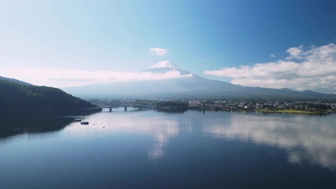 日本富士山和川口湖。无人机的空中和高角度视图。