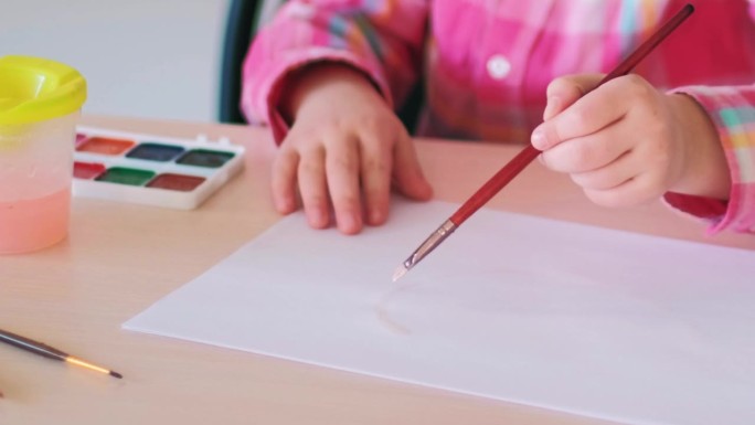 垂直艺术幼儿园小女孩绘画纸