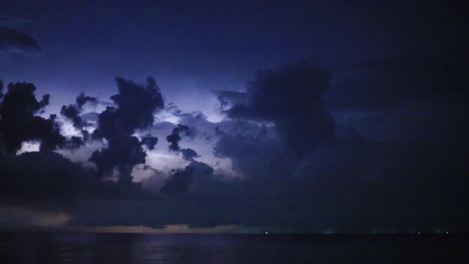 美丽的雷雨，云和闪电在夜晚的海上