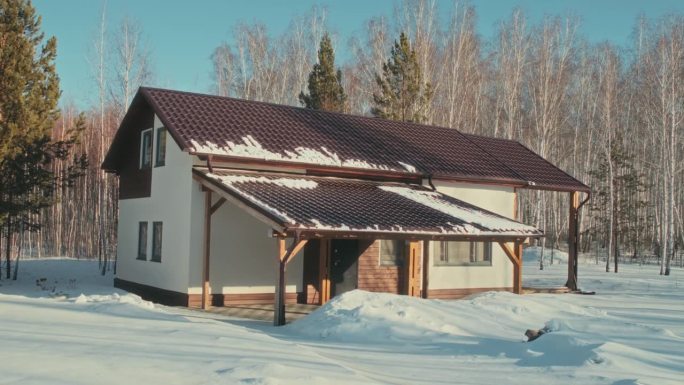 现代森林小屋银装素裹雪地风光白雪覆盖