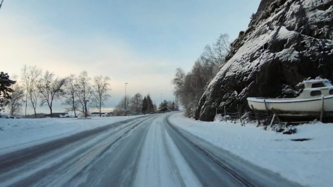 POV汽车在雪中行驶:挪威的山口