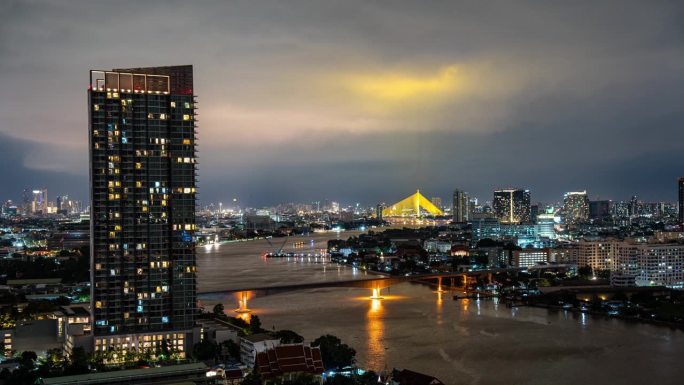 曼谷城市与Chaopraya河在夜间的航拍延时视图
