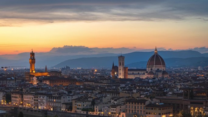 从米开朗基罗广场俯瞰意大利佛罗伦萨的圣玛丽亚大教堂和佛罗伦萨城的昼夜时间差
