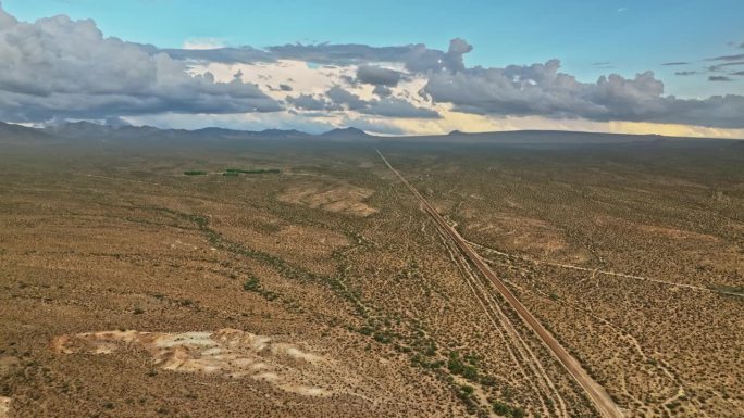 沙漠中火车轨道的鸟瞰图