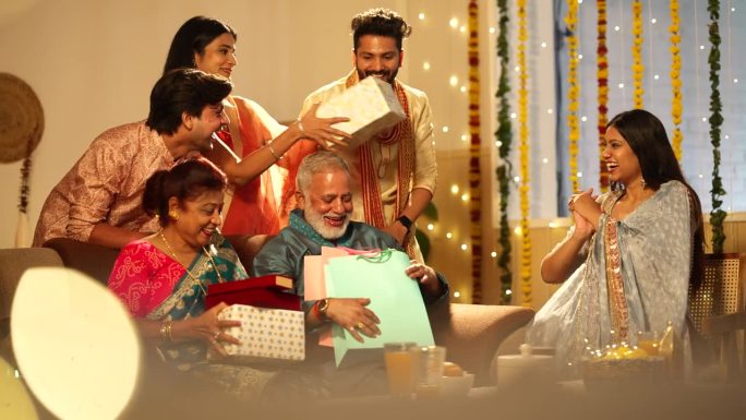 排灯节期间，印度家庭围坐在一起互赠礼物。