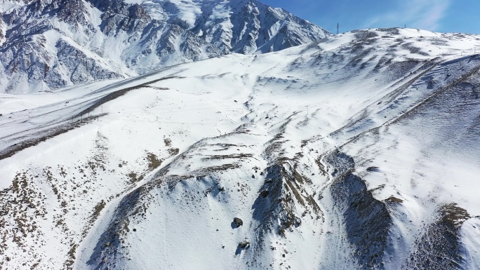 新疆帕米尔高原布伦口白沙湖和雪山航拍风光