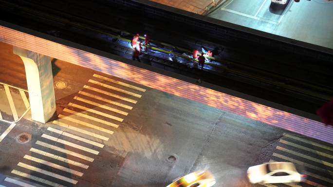 城市立体轨道交通夜班工作检修线路的工人