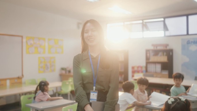 自信的亚洲女老师在课堂上激励学习和活力。