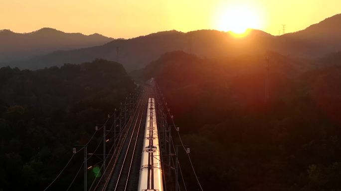 日落高铁山林穿梭