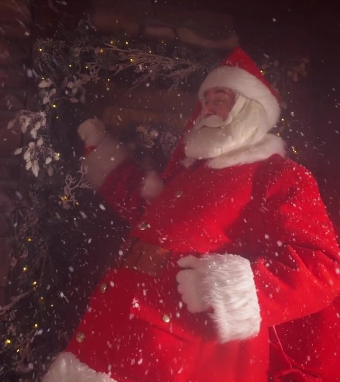 圣诞老人在大雪中敲门拜访孩子们，并给他们希望的礼物