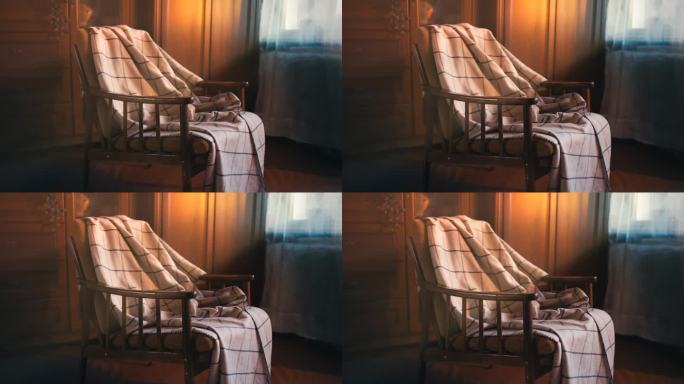 空荡荡的房间里有旧木扶手椅和温暖的毯子，家人的思念，怀旧