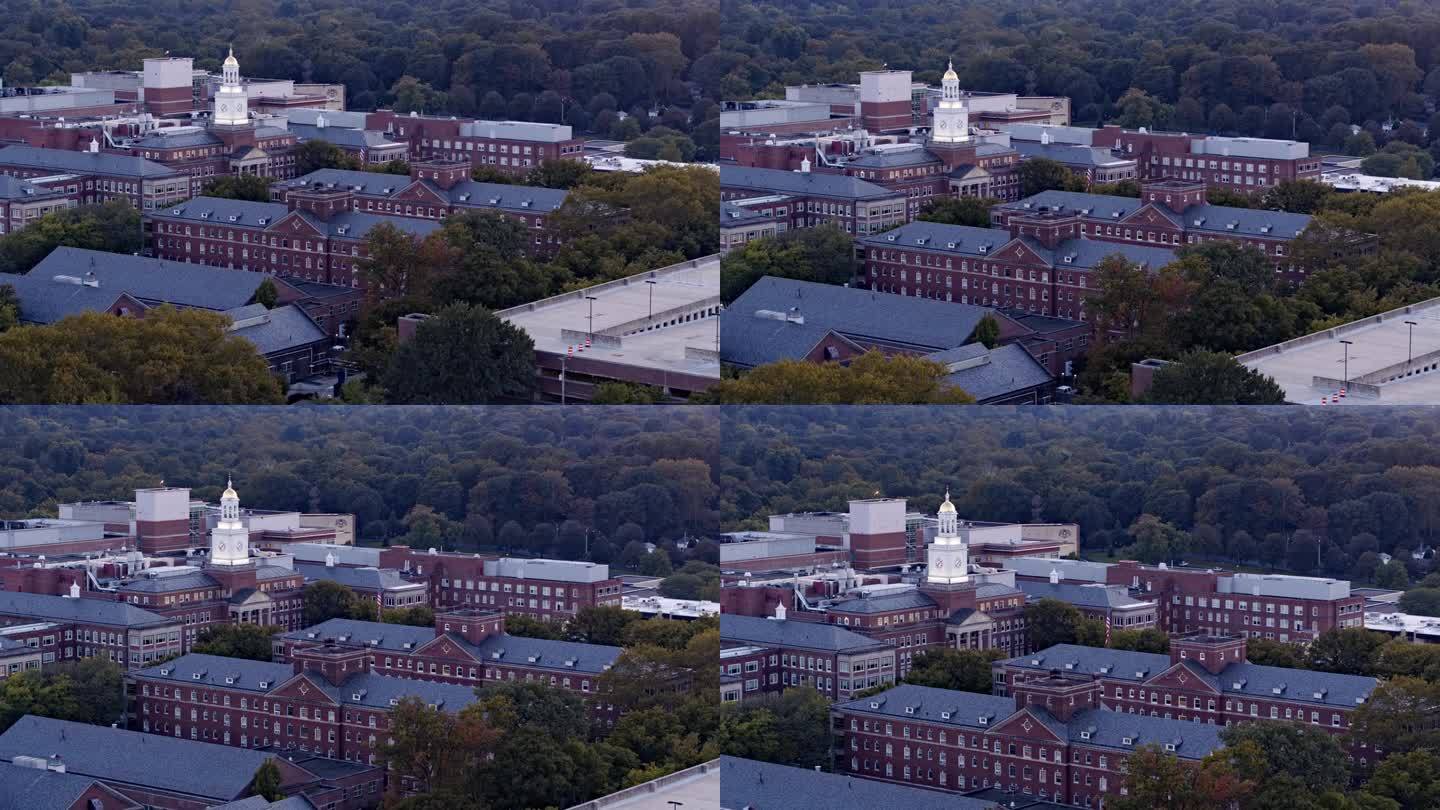 雷丁医院大楼从小镇上空俯瞰。西雷丁，美国宾夕法尼亚州。航拍画面，一群鸟在医院上空飞翔