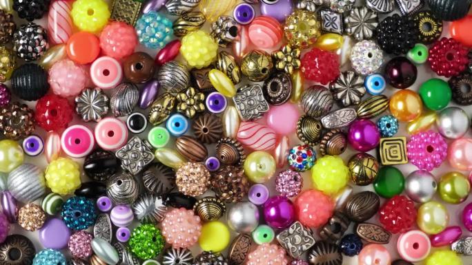 多种颜色的首饰，适合儿童的工艺和爱好。护身符，珠子，用于自制手镯，项链或珠子和其他珠宝