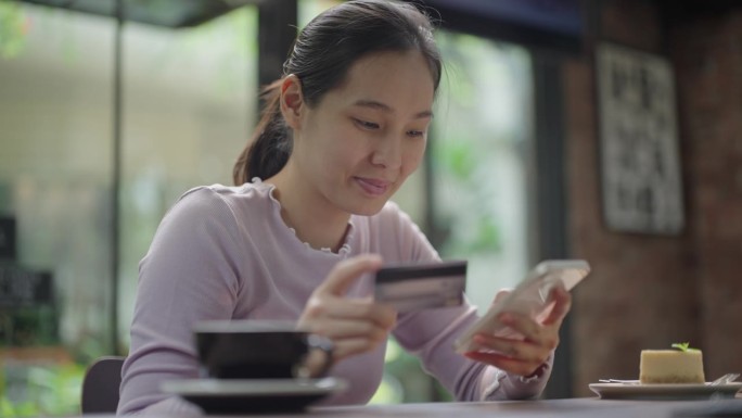 亚洲女性用信用卡在智能手机上网购