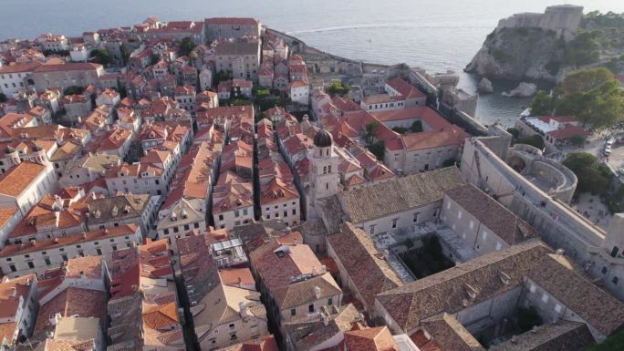 克罗地亚，杜布罗夫尼克:从空中俯瞰方济会教堂、修道院和海岸线