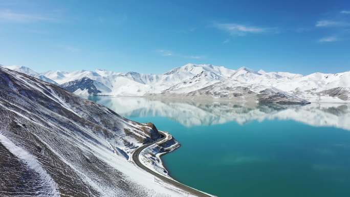 新疆帕米尔高原布伦口白沙湖和雪山航拍风光