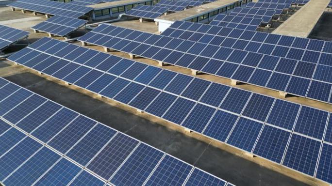 4K航拍新能源太阳能发电站屋顶光伏发电