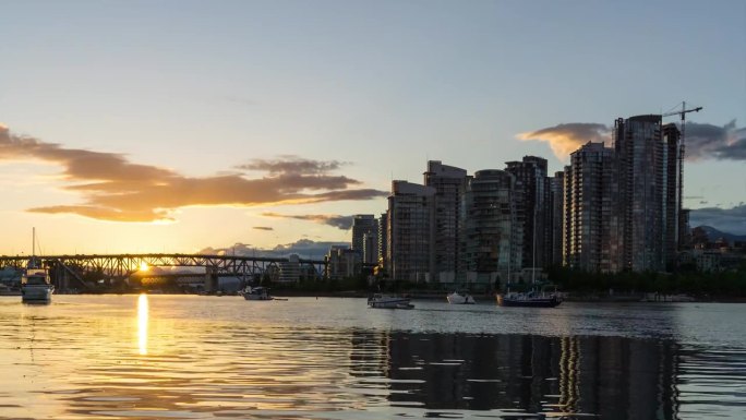 时间流逝的一个充满活力和丰富多彩的日落与市中心的城市天际线为背景。摄于加拿大不列颠哥伦比亚省温哥华的