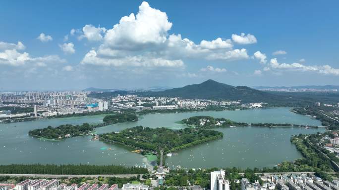 蓝天白云下南京玄武湖和紫金山山水城林风光