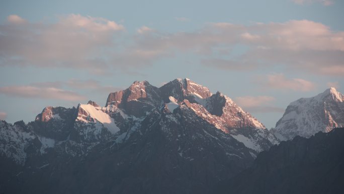 喀什塔县金草滩旁雪山日落延时