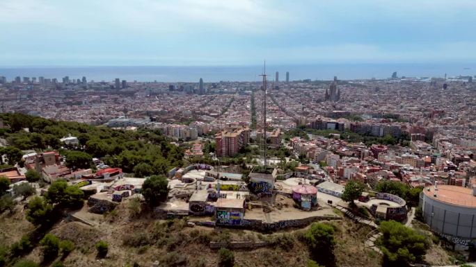 电影般的广角空中无人机拍摄巴塞罗那市，街景和远处的圣家堂标志性塔。