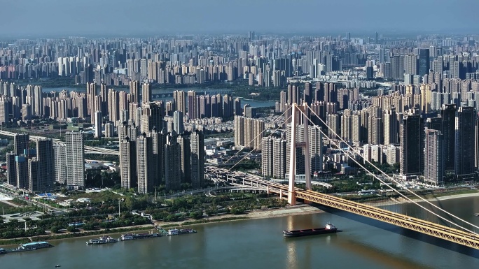 航拍长江边上经济带超大城市
