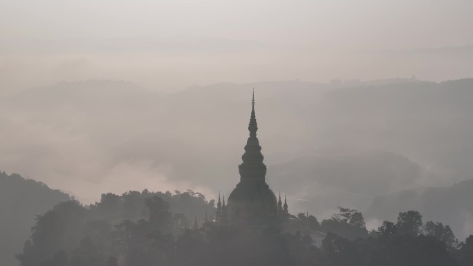 瑞丽市瑞丽江边的佛塔宛如水墨画