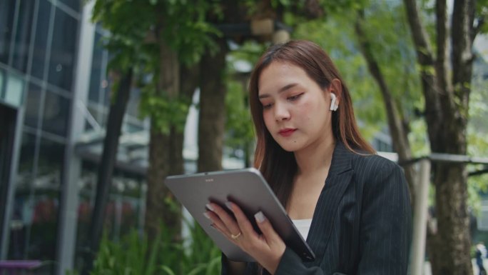 女商人使用数码平板电脑