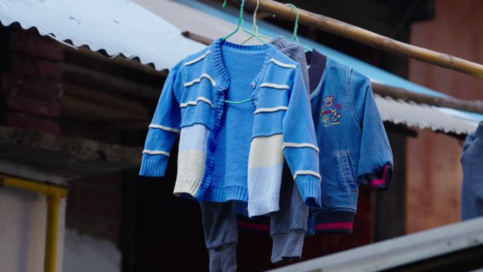 城中村晾晒的儿童衣服