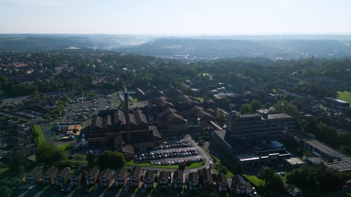 航拍画面展示了英国斯坦克利夫的工业建筑、充满活力的街道、杜斯伯里综合医院和夏季早晨的约克郡景观。