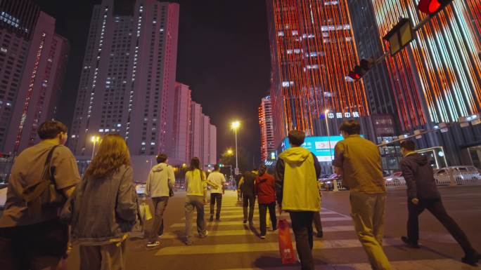 城市夜景过马路